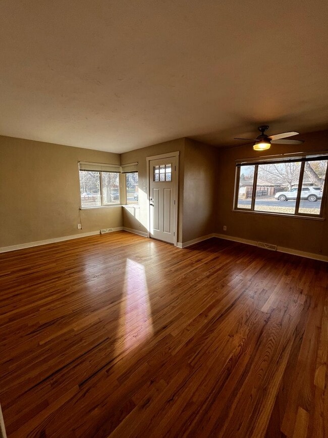 Building Photo - Updated Two Bed One Bath Duplex in Edgewater