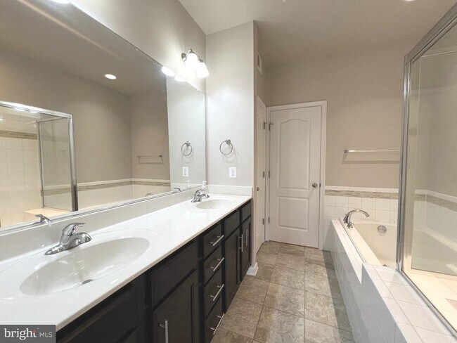 Building Photo - 8141 Hollow Ct