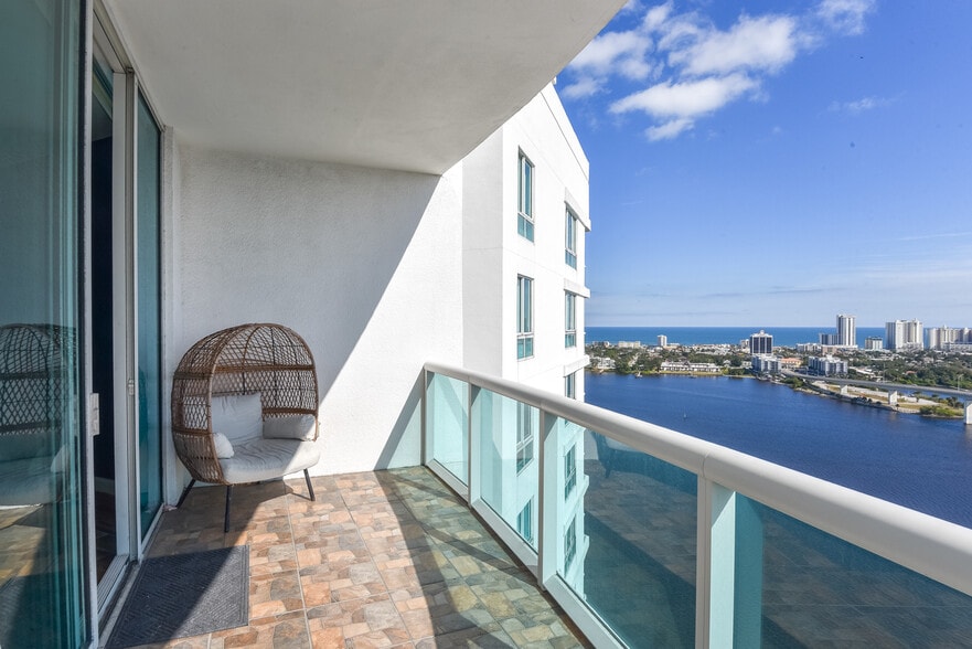 Building Photo - 231 Riverside Dr