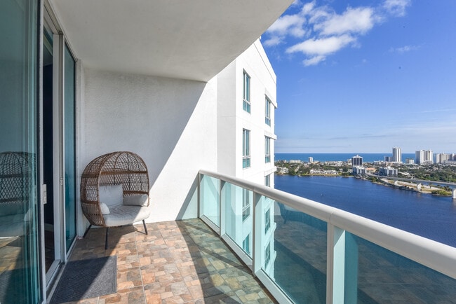 Building Photo - 231 Riverside Dr