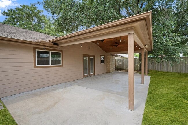 Building Photo - 13834 Fleur De Lis Blvd