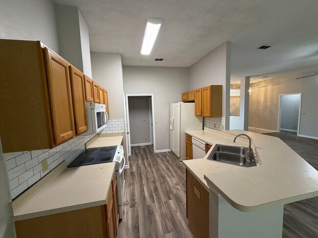 Building Photo - 401 Wild Grape Dr