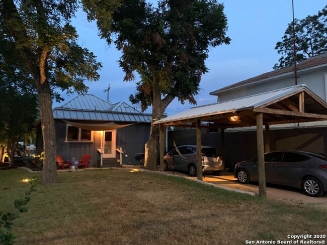 Building Photo - Fully Restored 2BR Classic Near Downtown Dignowity Hill