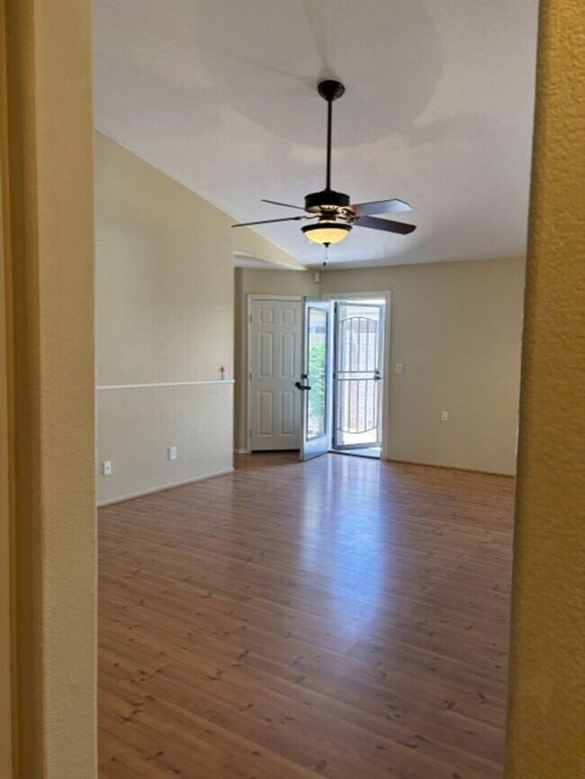 Building Photo - LOVELY SINGLE LEVEL 3 BEDROOM W/DEN 2 BATH PEORIA HOME VERY CLEAN!