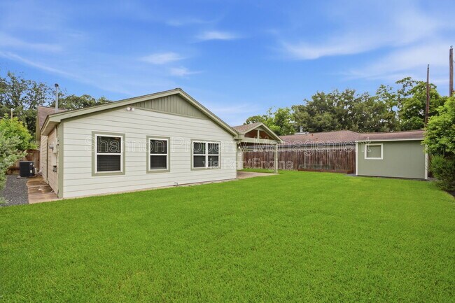 Building Photo - 2207 Saxon Dr