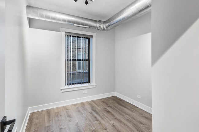 Building Photo - 7645 N Sheridan Rd