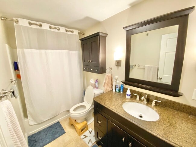 Building Photo - 3 Bedroom Condo in South Burlington VT Available 12/6!