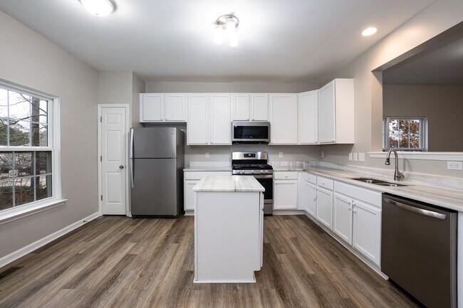 Building Photo - Beautiful Townhouse w/ 1st Floor Bedroom