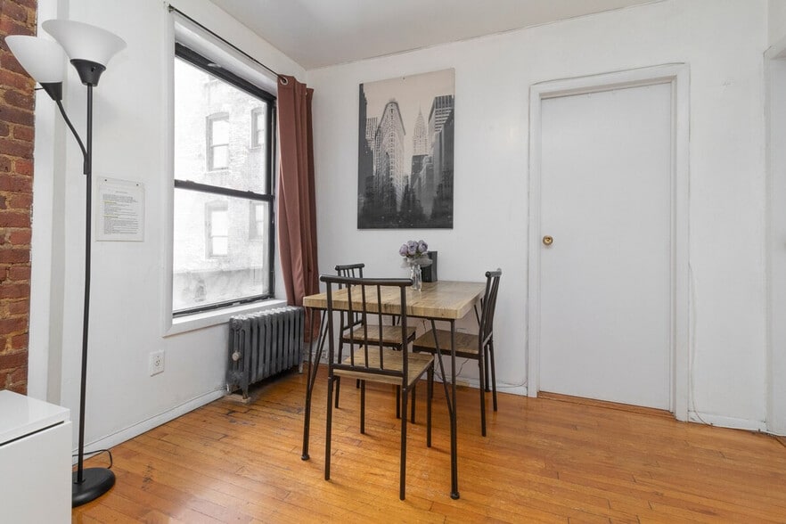 Building Photo - 306 E 96th St