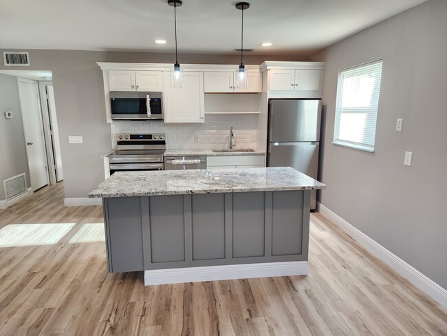 Building Photo - Magnificent 1 bedroom, 1.5 bathroom condo ...
