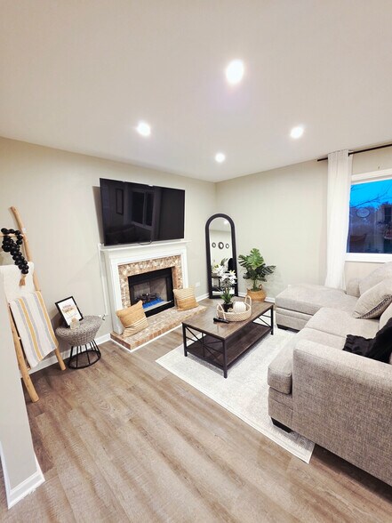 Building Photo - 6965 Bentley Dr