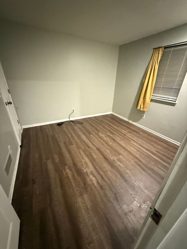 Building Photo - Great 3 bedroom townhouse available