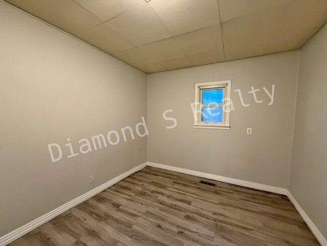 Building Photo - MOVE IN SPECIAL!  Cute 3 bedroom home close to Evangel University and Spfd/Green County Park Board