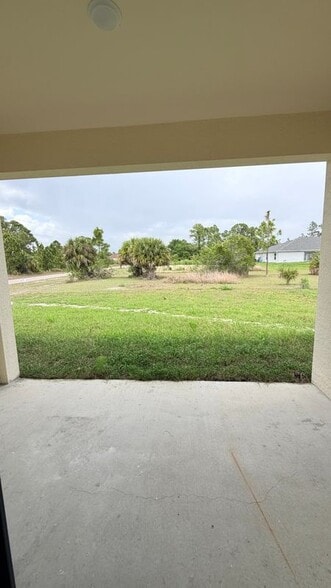 Building Photo - 1105 Dean St E