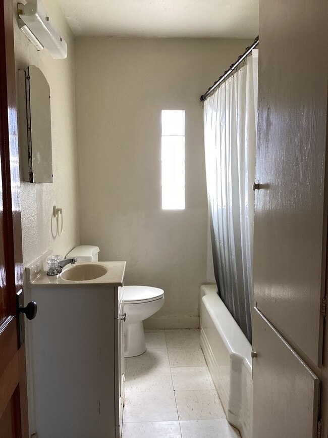 Building Photo - Charming 2 Bed 1 Bath Home Located in Portales!  Small Dogs and/or Cats Upon Approval!