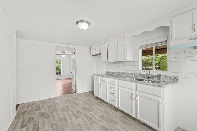 Building Photo - Charming 2 Bedroom, 2 Bathroom house