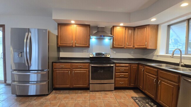 Building Photo - Renovated 3 Bed, 2 Bath Home Located in Stratford Park Neighborhood