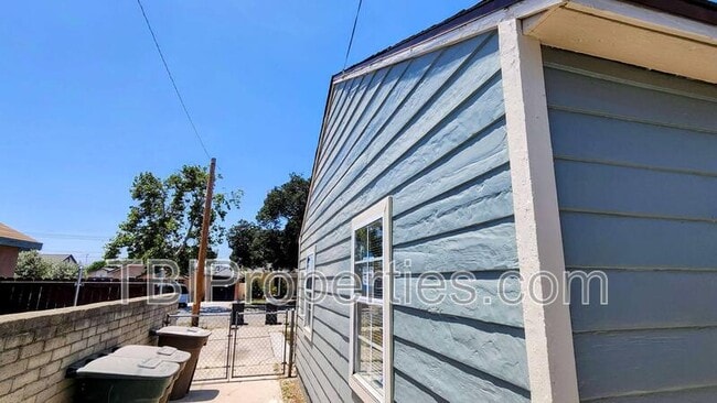 Building Photo - 934 N Florence Ave
