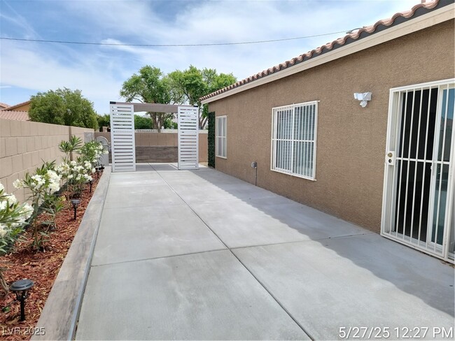 Building Photo - 3792 Calle de Rio Ave