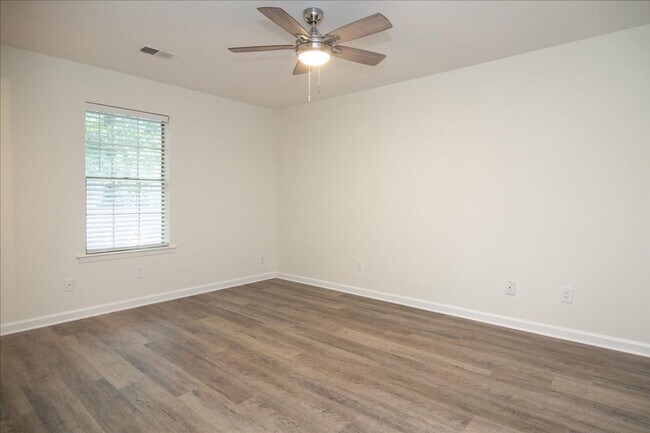 Building Photo - Newly Renovated 3bd/2ba Duplex Unit in Con...