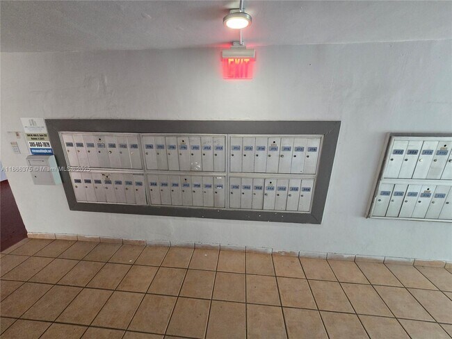 Building Photo - 120 Royal Palm Rd