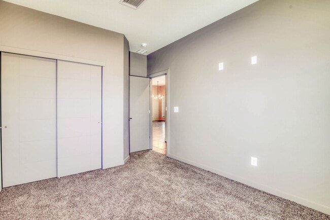 Building Photo - Beautiful East side House 4 bed-2.5 baths, part of The Overlook Casa Club that includes Swimming ...