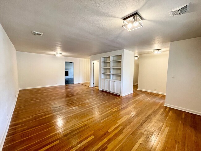 Building Photo - 3 Bedroom House with Mother in Law Suite i...