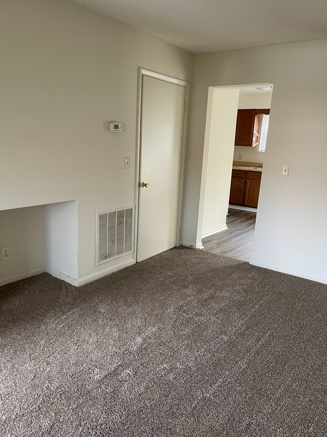 Building Photo - Stateline