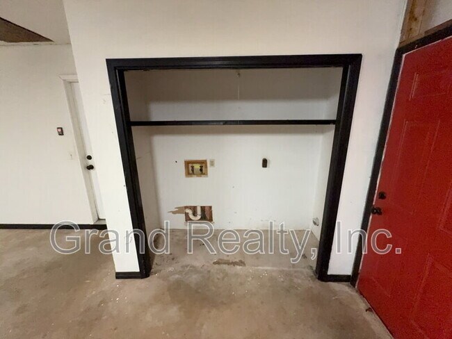 Building Photo - 5621 Lia Dr