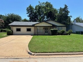 Building Photo - 1713 Westcrest Dr