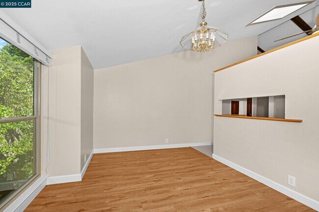 Building Photo - 2075 Ascot Dr