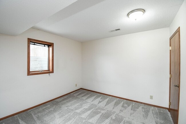 Building Photo - Spacious 5-Bedroom Split-Level in Southwest Sioux Falls with 4-Season Room & Fenced Yard!