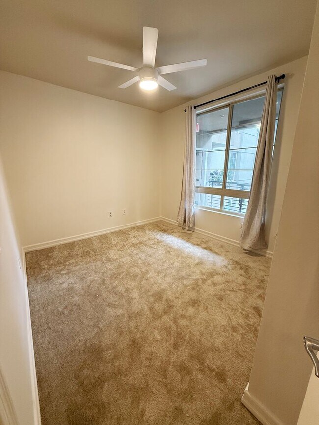Building Photo - 2 Bed/2 Bath Condo available at Union Square!