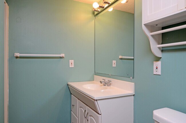 Building Photo - Gorgeous 3 Bed, 2 Bath Kingfield Home Available 9/10!