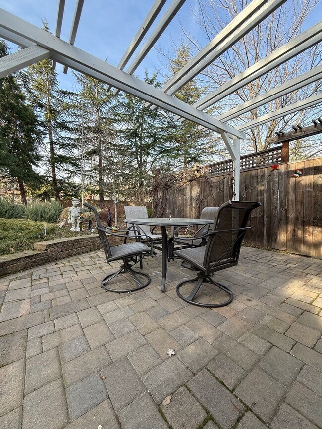 Building Photo - One bedroom/One Bath Apartment with outdoor space on quiet flag lot!  Available Now