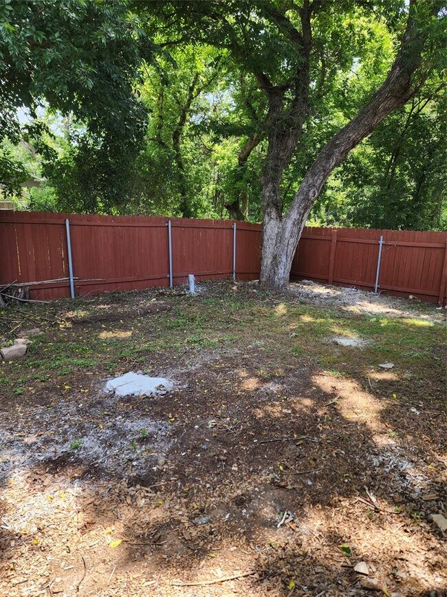 Building Photo - 2900 Lovell Dr