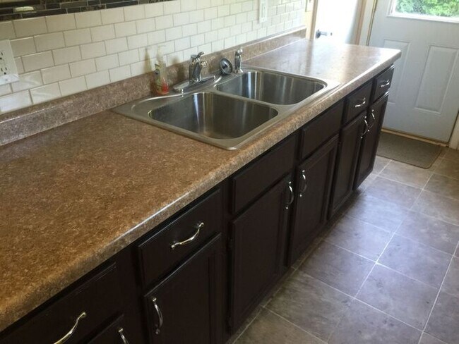 Building Photo - $1475 Charming, remodeled 3-Bed/1-Bath 952...
