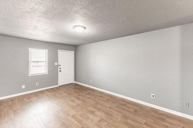 Building Photo - Greenbrier Apartments