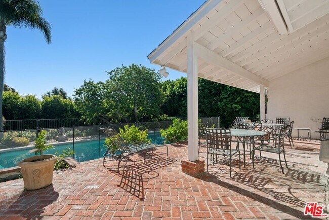 Building Photo - 510 Toyopa Dr