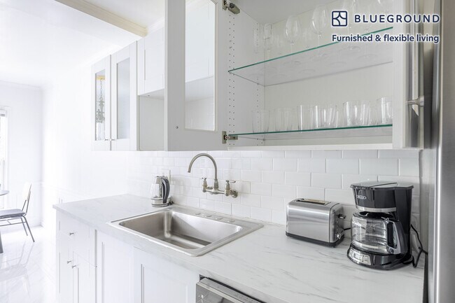 Building Photo - 136 S Roxbury Dr