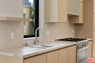 Building Photo - 426 Arnaz Dr