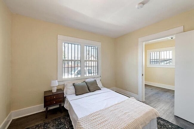 Building Photo - 1321 E 48th St