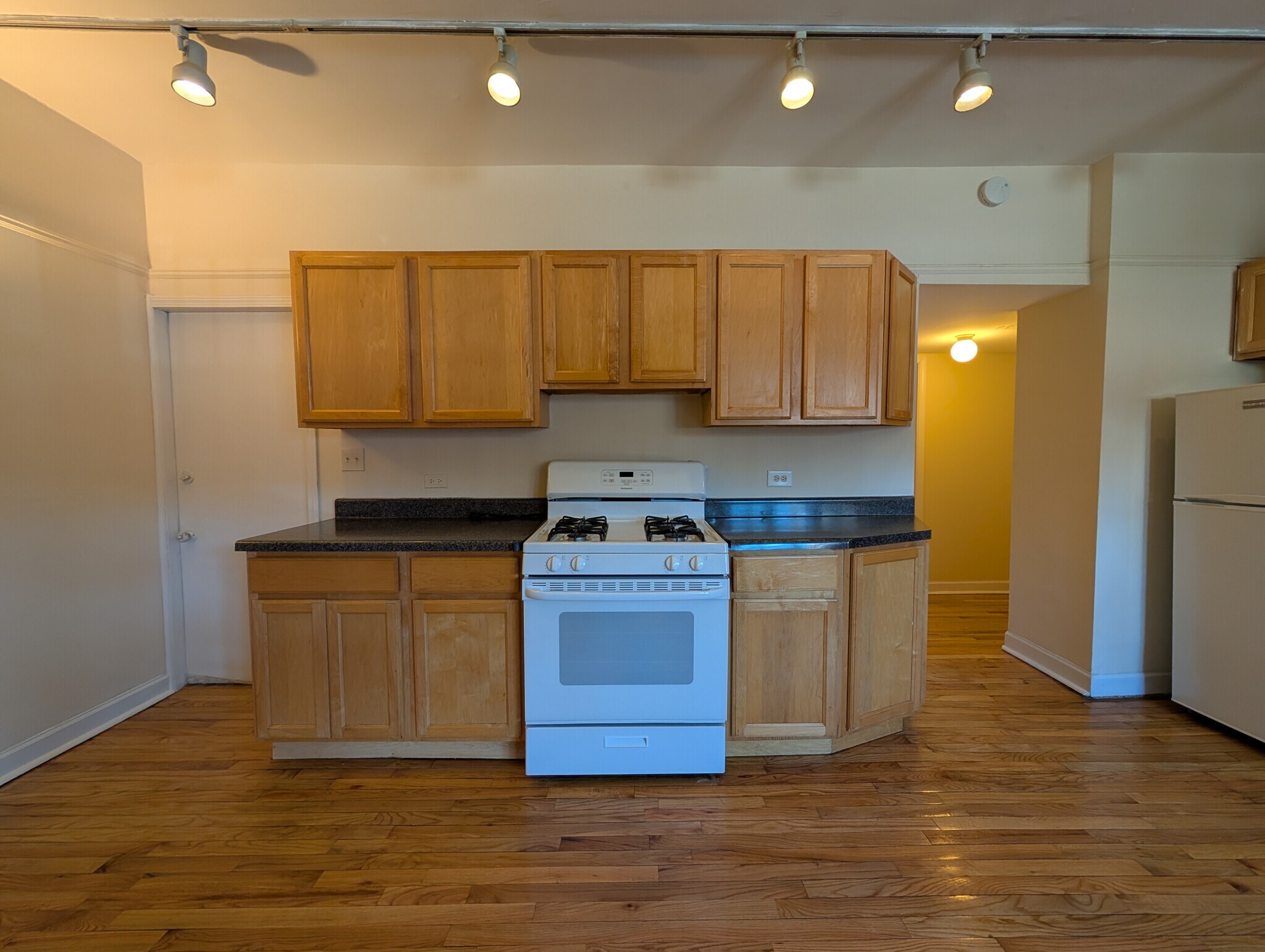 Building Photo - 957 W Cornelia Ave