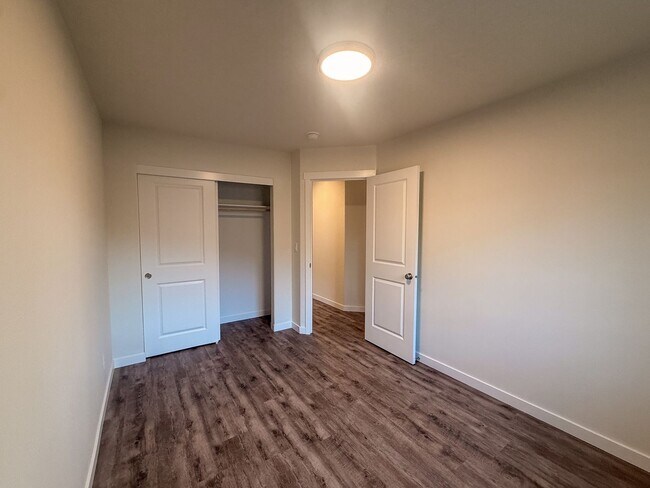 Building Photo - 505-507 NW Hillcrest Dr