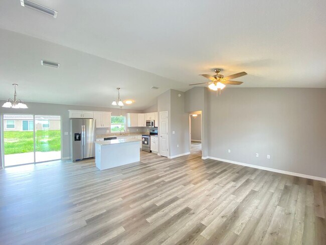 Building Photo - Desirable SW Ocala Neighborhood 3/2/2 - No Carpet- **WON'T LAST**