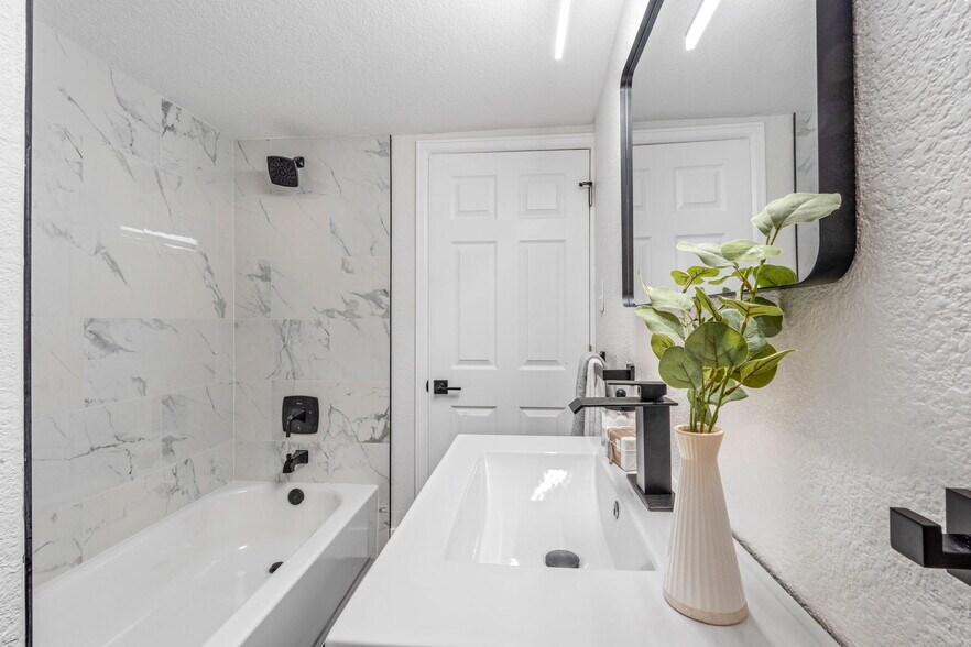 Building Photo - 1557 W Dakota Ave