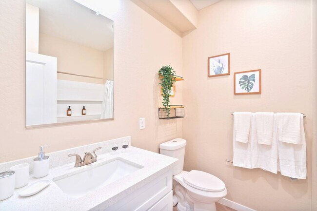 Building Photo - 16601 N Parkview Pl