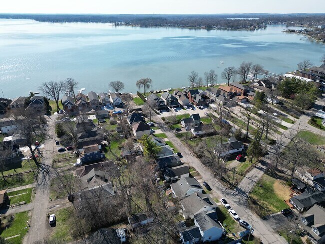 Building Photo - Lake Living at Its Finest in Keego Harbor!