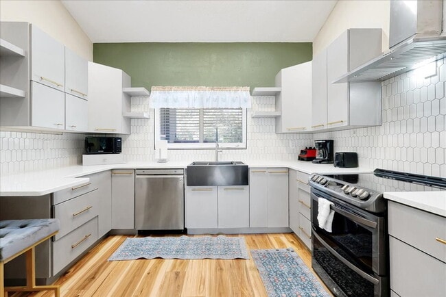 Building Photo - "ALL UTILITIES INCLUDED & Fully Furnished! Stunning 4-Bed, 3-Bath Townhome in Haines City"