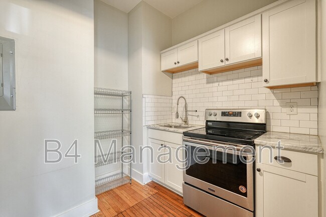 Building Photo - 654 Ravenel St